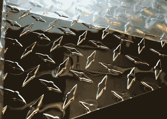 La Cina Strato di alluminio del piatto di 5086 Diamond Tread Plate Aluminium Checker per le vie di accesso principale fornitore
