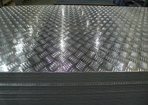 La Cina Le pedate di alluminio di anti slittamento placcano 3003 5052 6061 piatto di alluminio del controllore per le traverse da letto del camion fornitore
